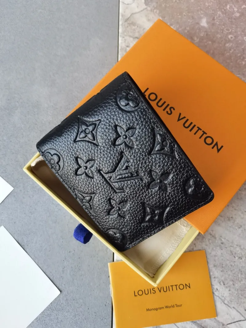 Alternative view of LV Wallets-952