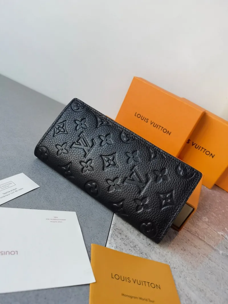 Alternative view of LV Wallets-953