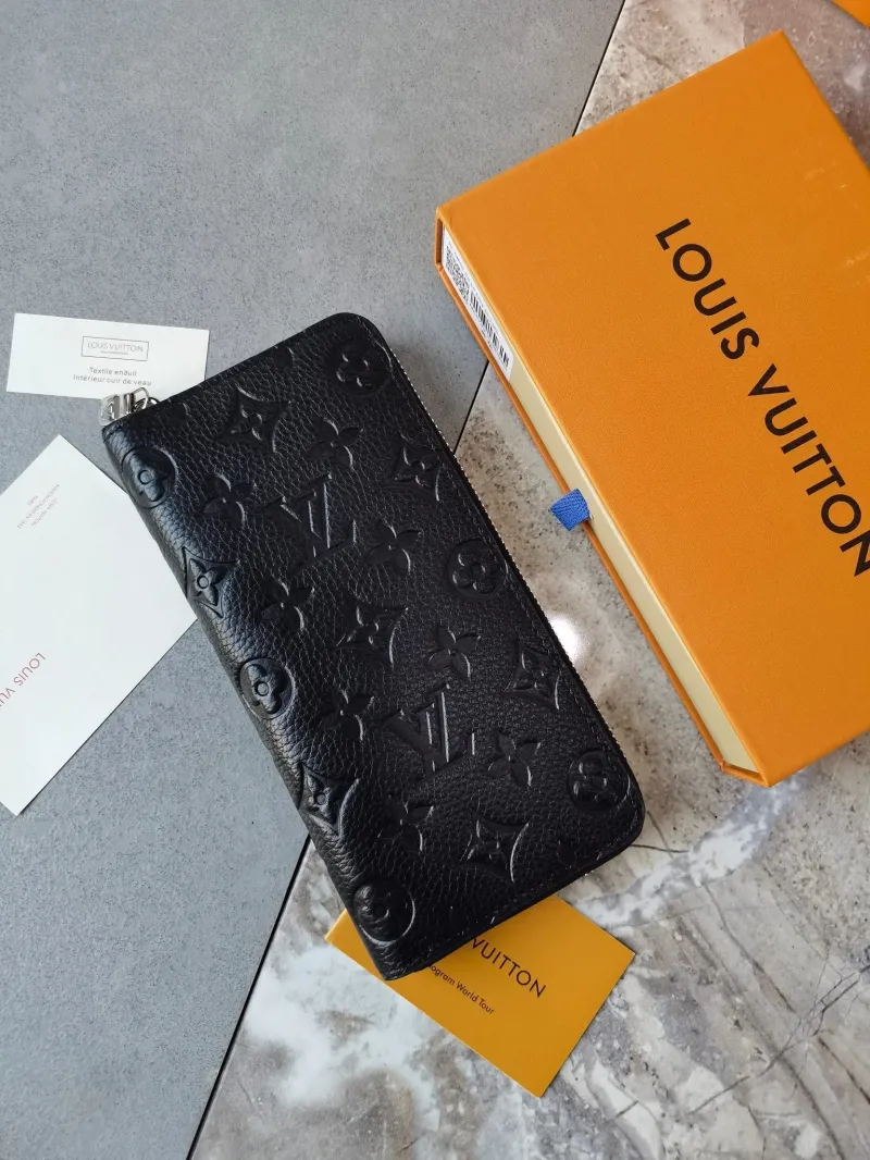 Alternative view of LV Wallets-954