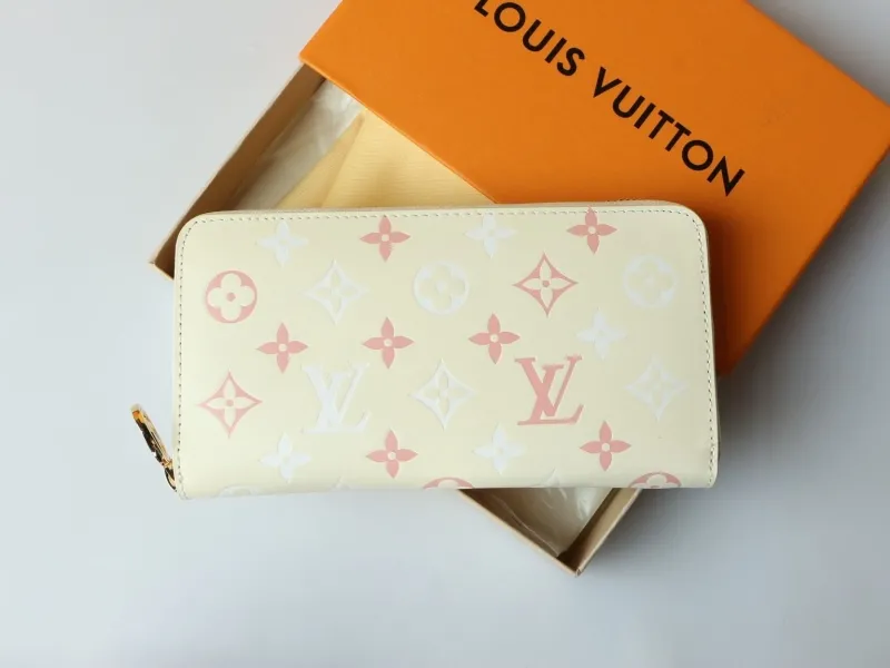 Alternative view of LV Wallets-955
