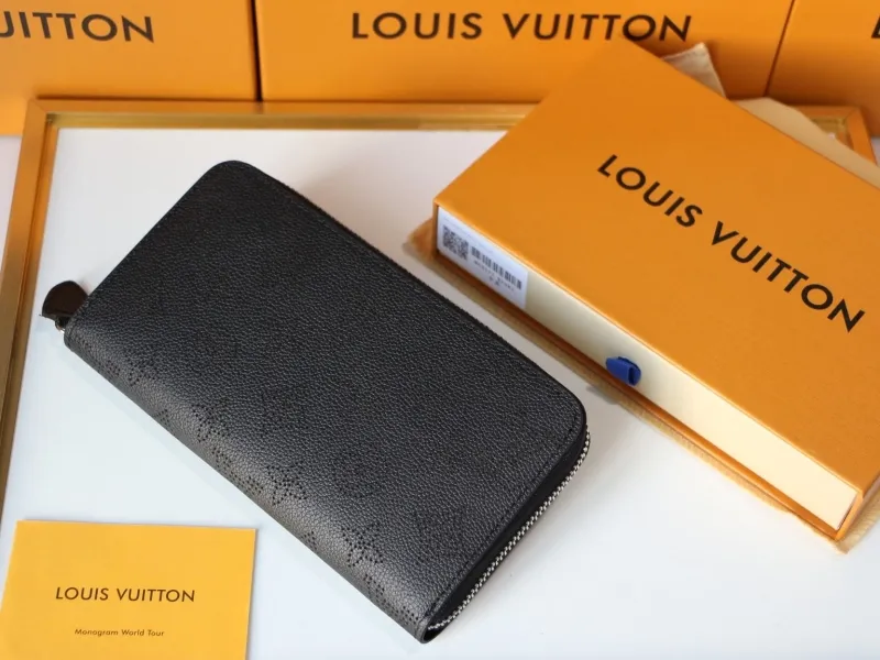 Alternative view of LV Wallets-957