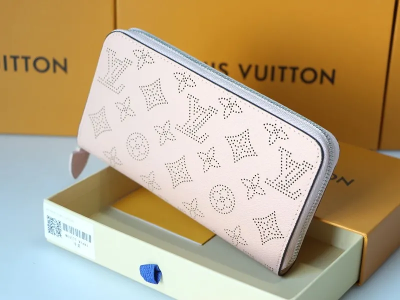 LV Wallets-958