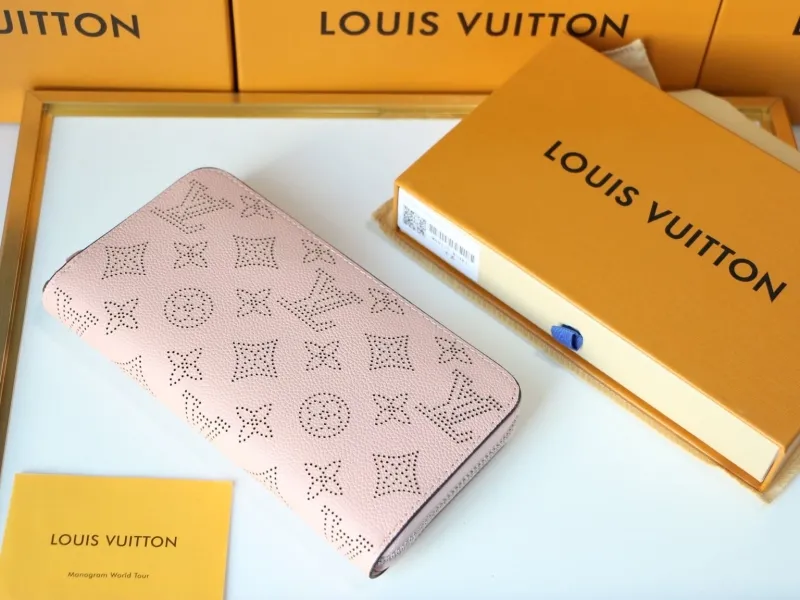 Alternative view of LV Wallets-958