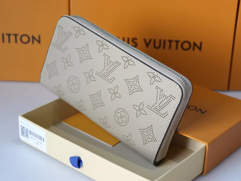 LV Wallets-959