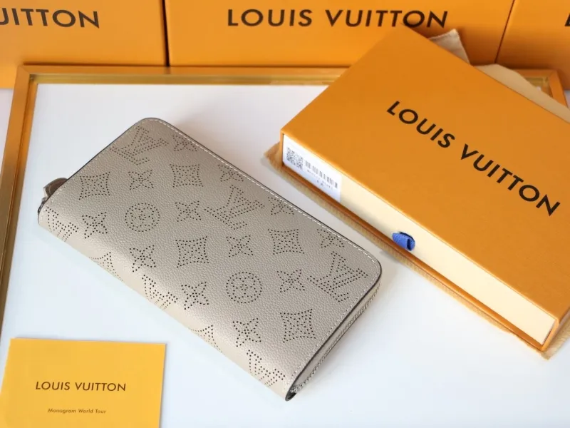 Alternative view of LV Wallets-959