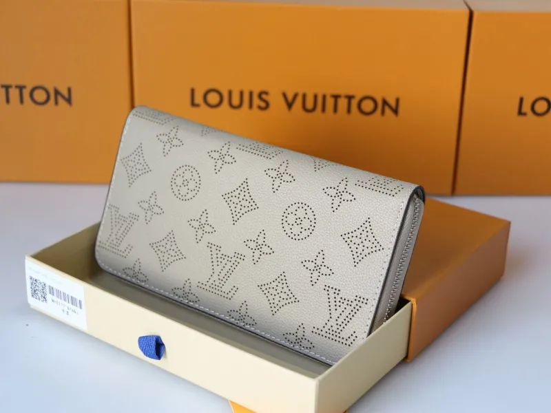 LV Wallets-959 - Image 4