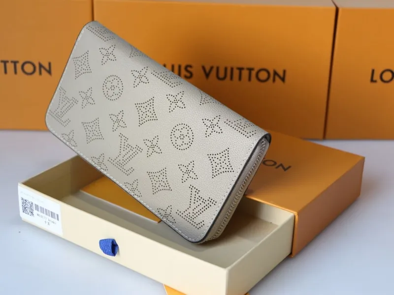 LV Wallets-959 - Image 5
