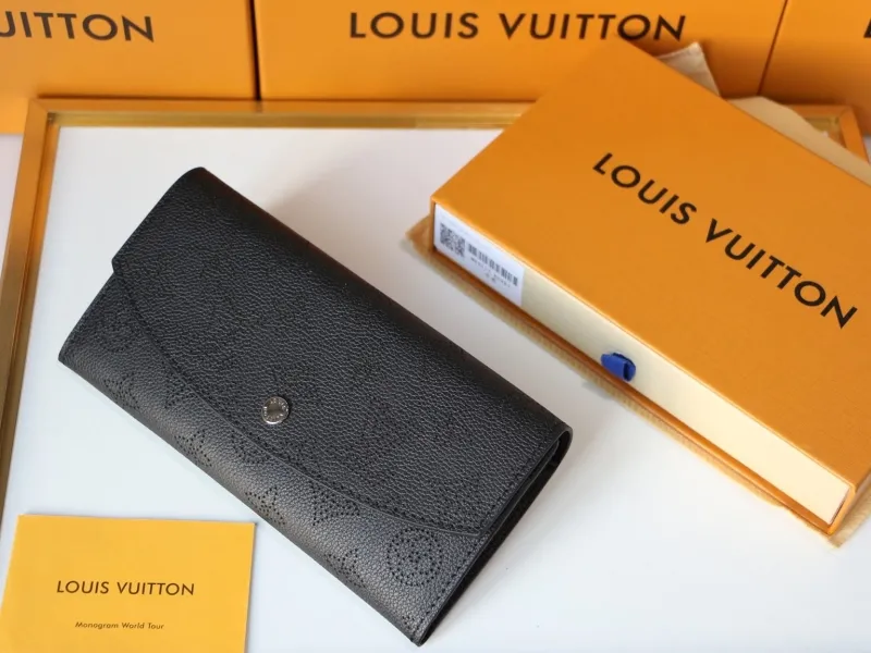Alternative view of LV Wallets-960