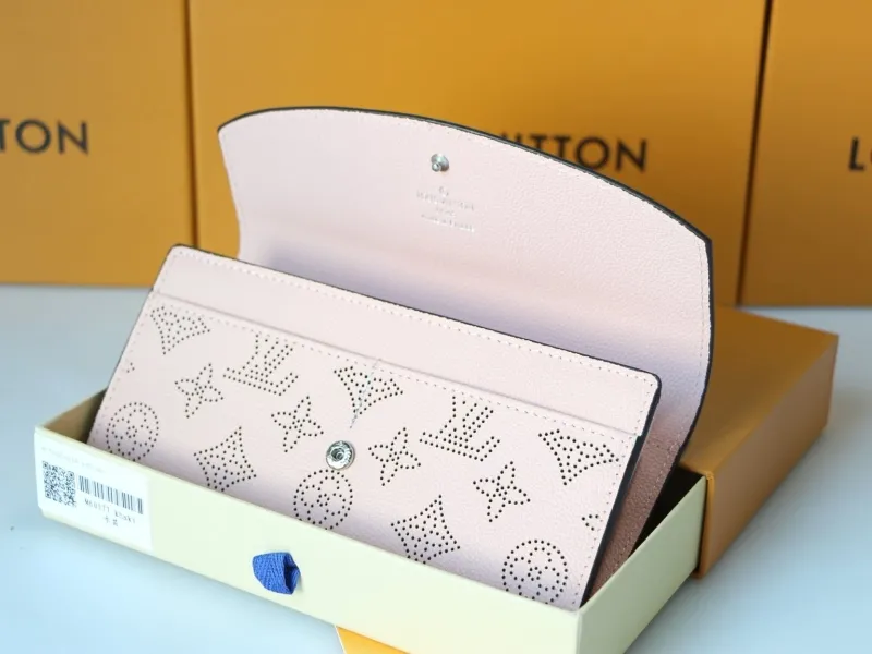 Alternative view of LV Wallets-961