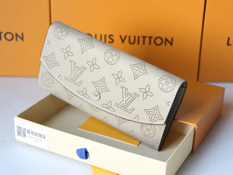 LV Wallets-962