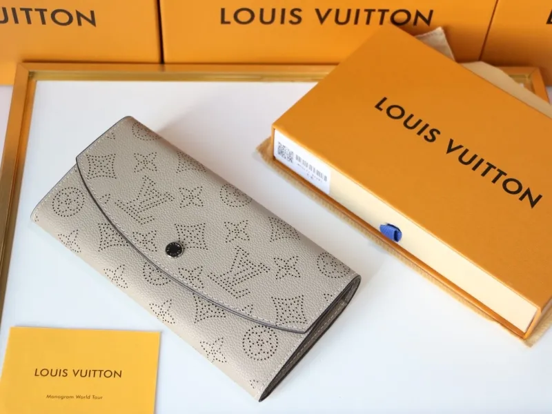 Alternative view of LV Wallets-962