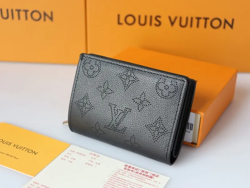 LV Wallets-963