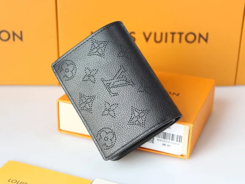 Alternative view of LV Wallets-963