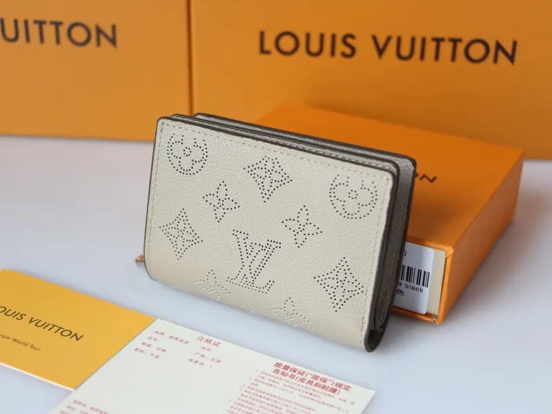 LV Wallets-964