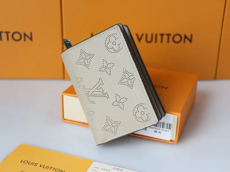 Alternative view of LV Wallets-964
