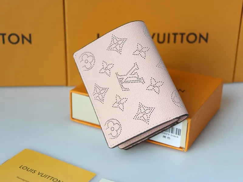 Alternative view of LV Wallets-965