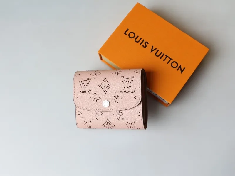 Alternative view of LV Wallets-966
