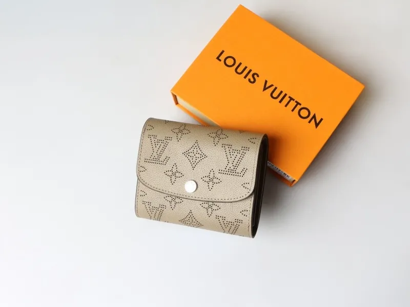 Alternative view of LV Wallets-967