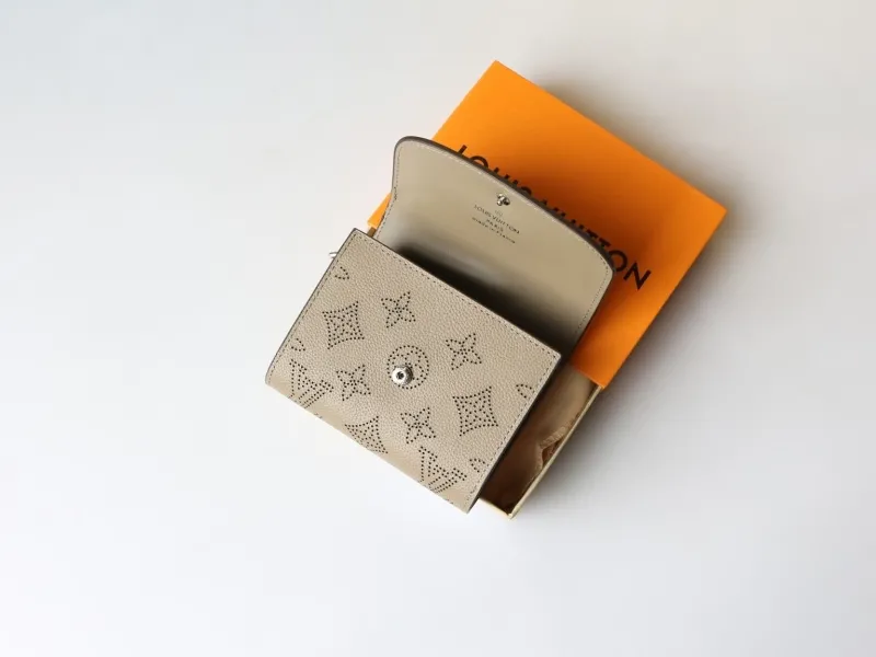 LV Wallets-967 - Image 4