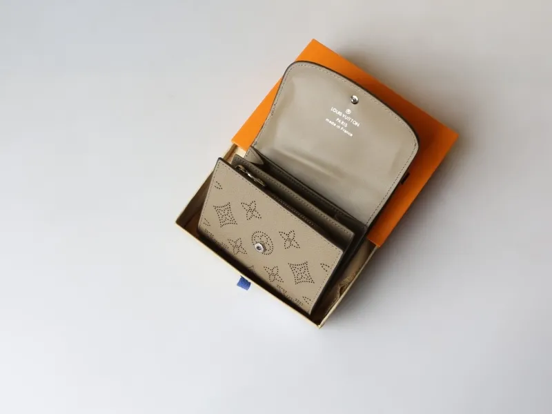 LV Wallets-967 - Image 5