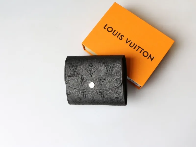 Alternative view of LV Wallets-968