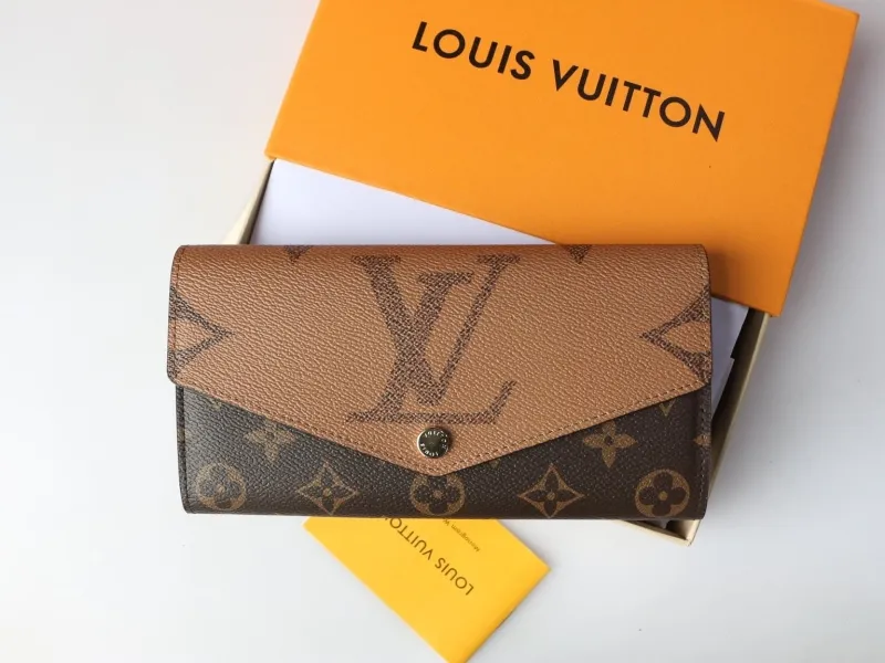 Alternative view of LV Wallets-969