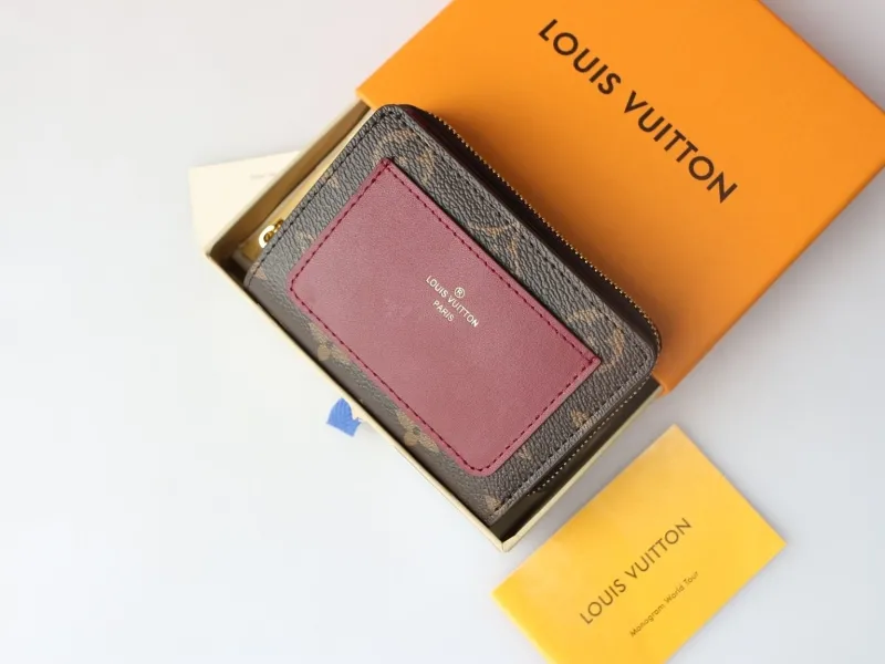 Alternative view of LV Wallets-971