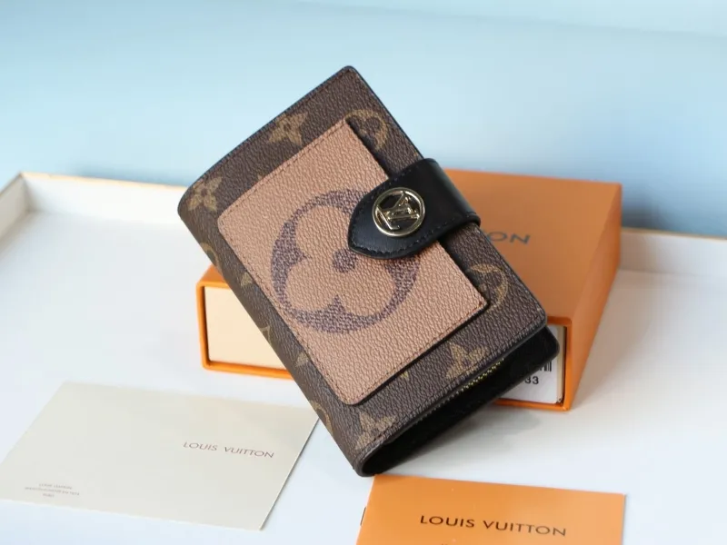 Alternative view of LV Wallets-973