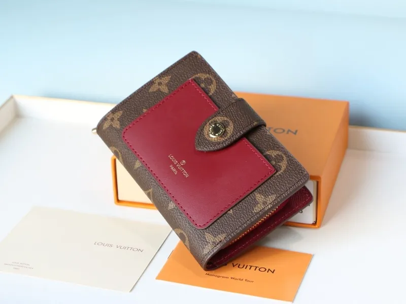 Alternative view of LV Wallets-974