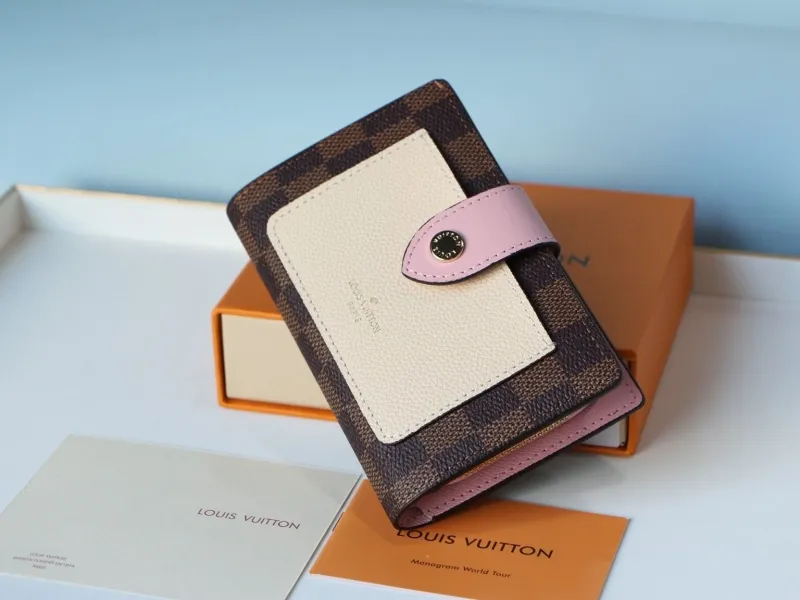 Alternative view of LV Wallets-975