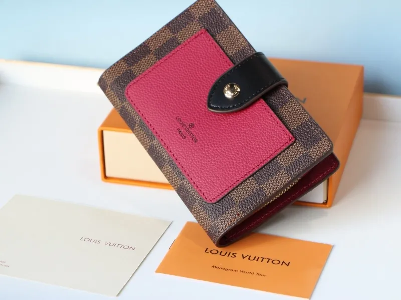 Alternative view of LV Wallets-976