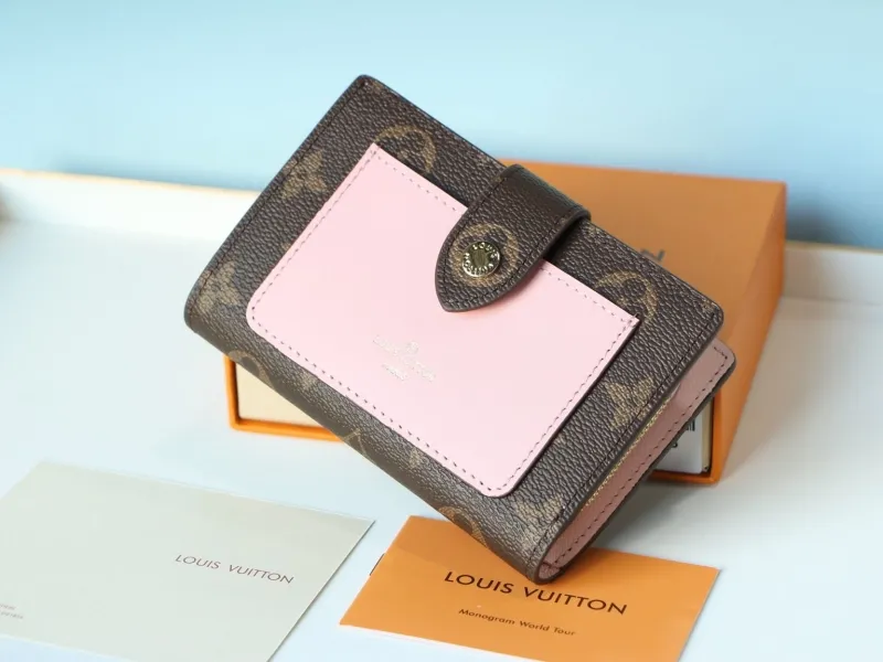 Alternative view of LV Wallets-977
