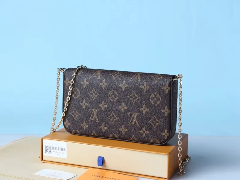 Alternative view of LV Wallets-979