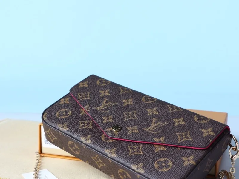 Alternative view of LV Wallets-981