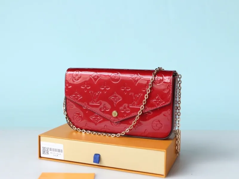 Alternative view of LV Wallets-984