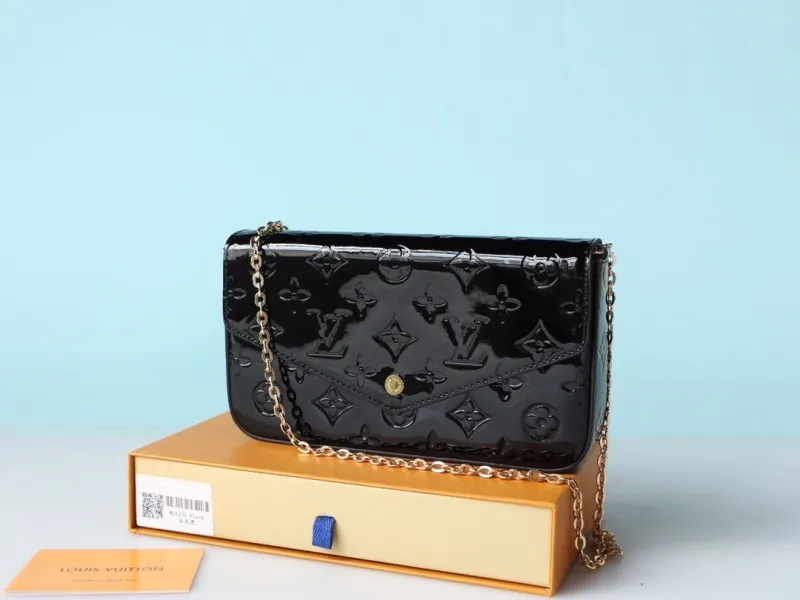 Alternative view of LV Wallets-986