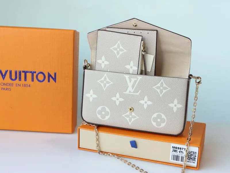 Alternative view of LV Wallets-993