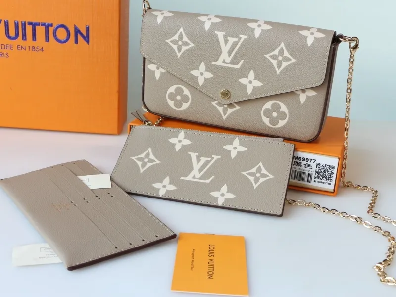 Alternative view of LV Wallets-994