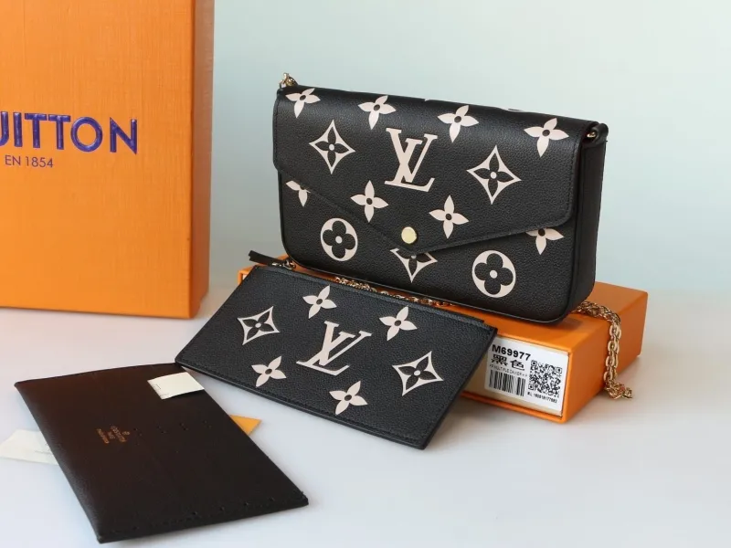 Alternative view of LV Wallets-995