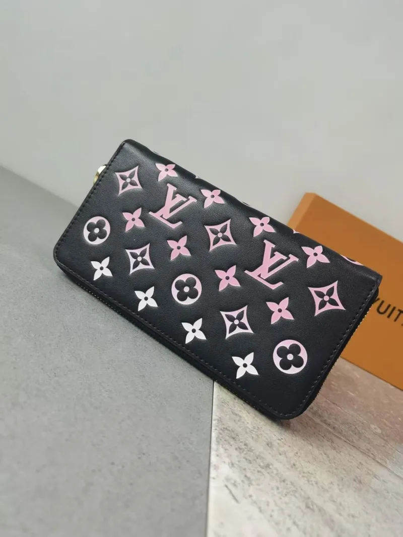 Alternative view of LV Wallets-999