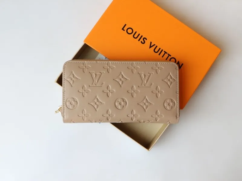 Alternative view of LV Wallets-1000