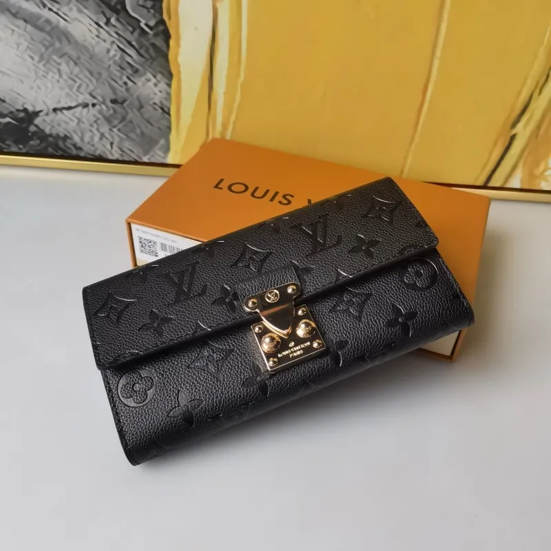 Alternative view of LV Wallets-1006