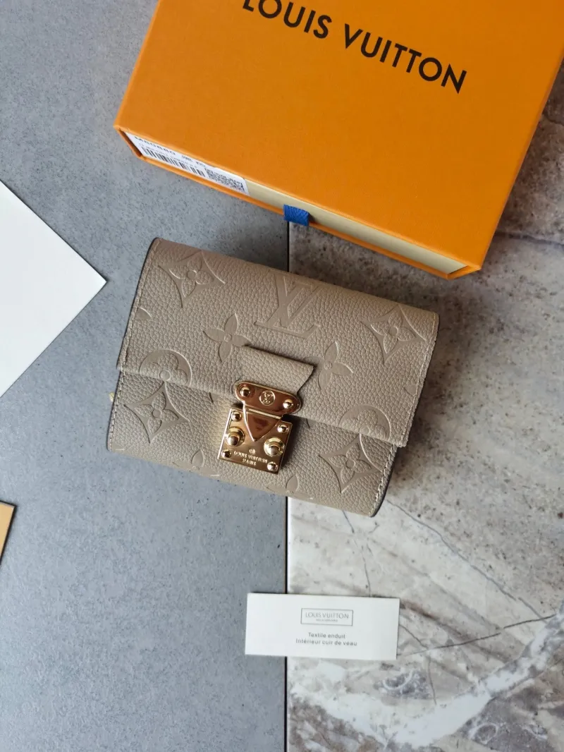 Alternative view of LV Wallets-1009