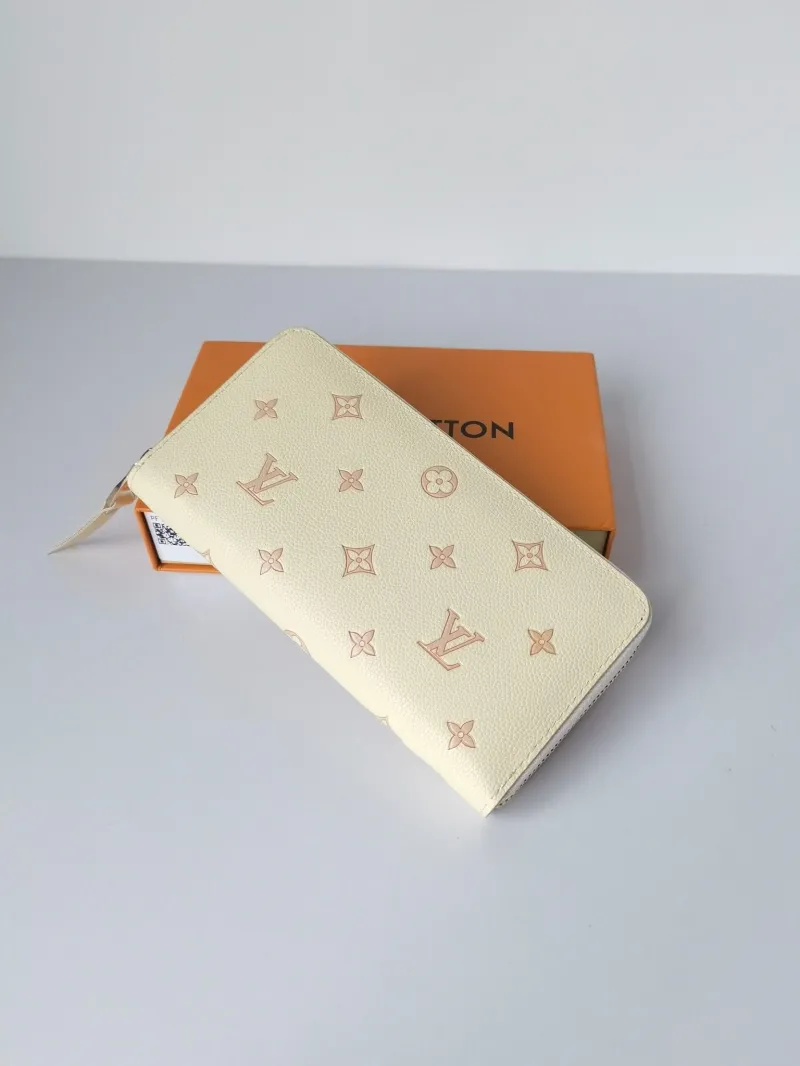 Alternative view of LV Wallets-1015