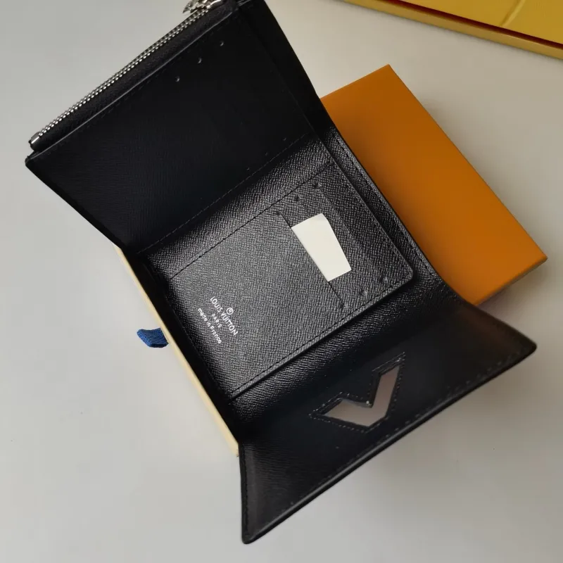 Alternative view of LV Wallets-1021