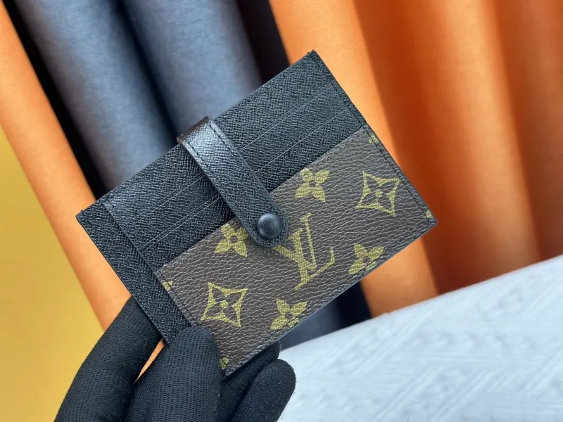 LV Wallets-1034