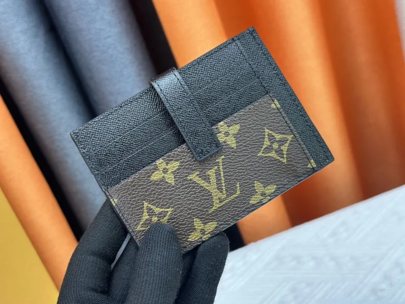 Alternative view of LV Wallets-1034