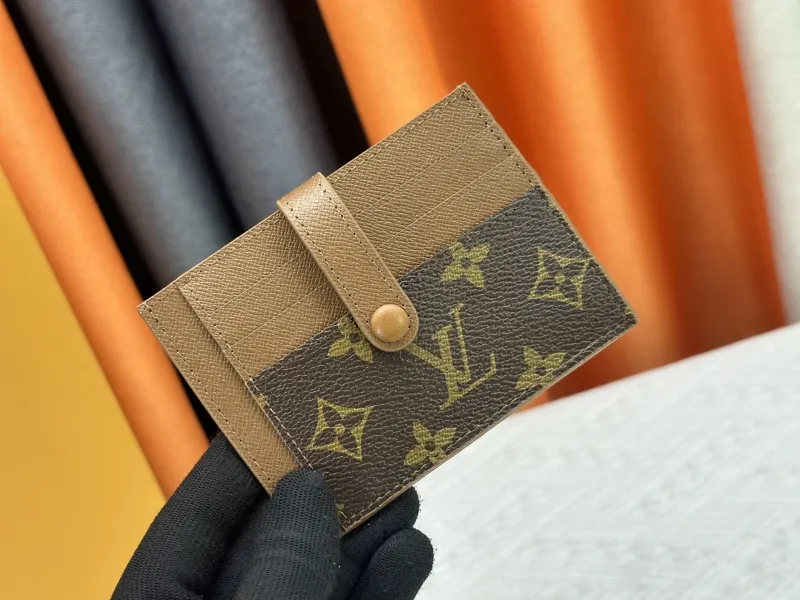 LV Wallets-1037