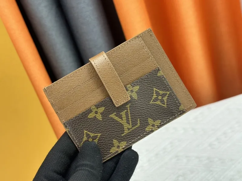 Alternative view of LV Wallets-1037