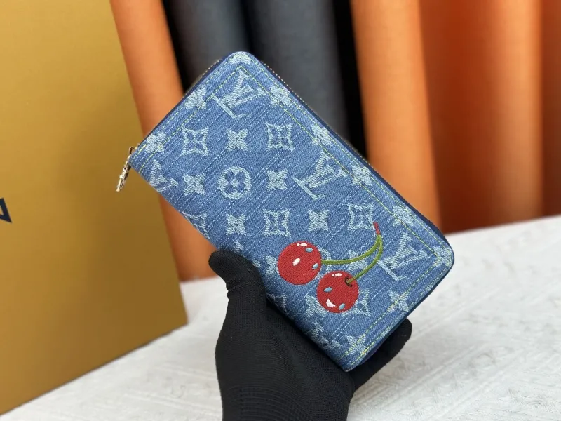 LV Wallets-1038